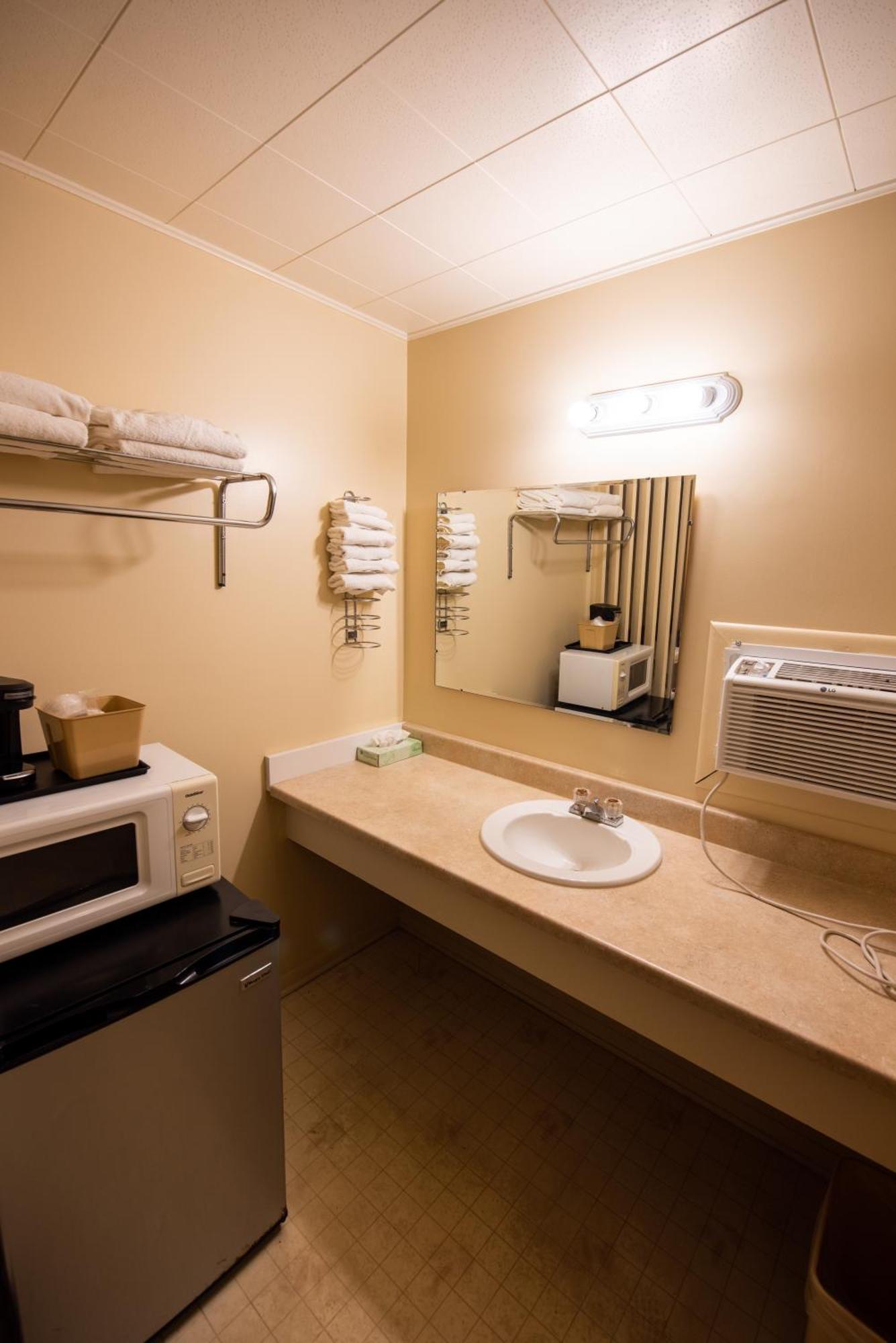 North Winds Motel แมคคินอซิตี้ ภายนอก รูปภาพ